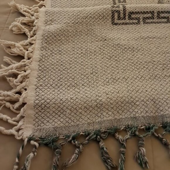 Decorative Bed Coverlet/Throw, reversable, lightweight 50 X 70 - Picture 3 of 9